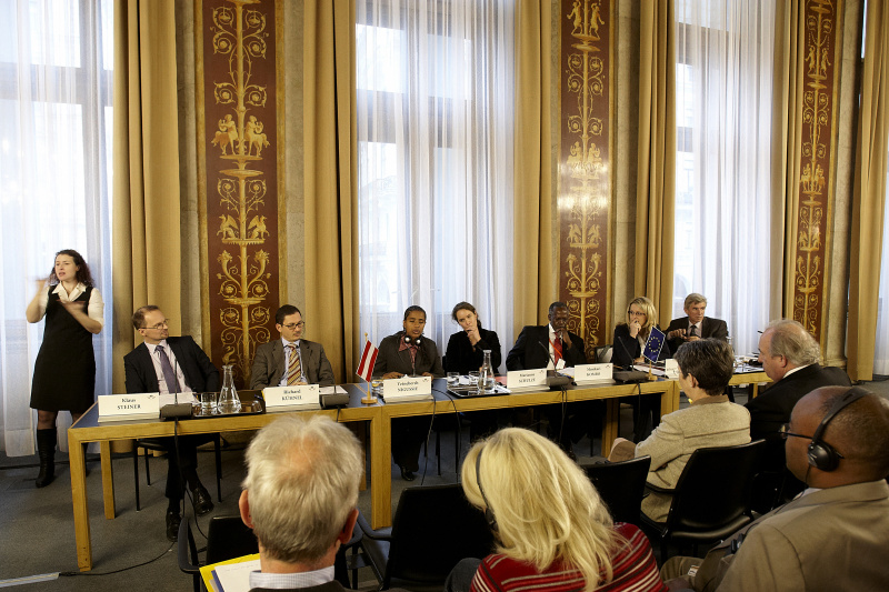 Podium von links: Mag.Klaus Steiner, Mag.Richard Kühnel, Yetnebersh Nigussie, Mag.a Marianne Schulze, Musikari Kombo, Ulrike Königsberger-Ludwig - Natinoalratsabgeordnete und Franz Glaser - Nationalratsabgeordneter