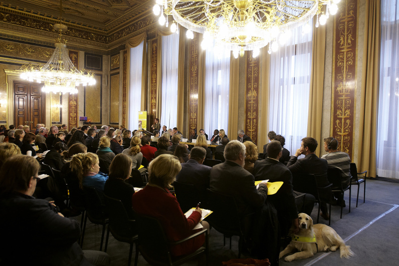 Podium von links: Mag.Klaus Steiner, Mag.Richard Kühnel, Yetnebersh Nigussie, Mag.a Marianne Schulze, Musikari Kombo, Ulrike Königsberger-Ludwig - Natinoalratsabgeordnete und Franz Glaser - Nationalratsabgeordneter