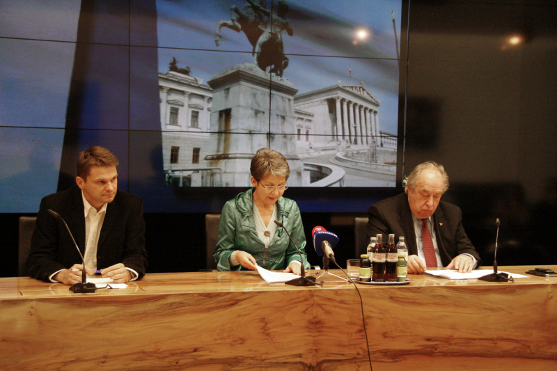Am Podium v.li. Mag. Albert Steinhauser - Nationalratsabgeordneter der Grünen, Mag.a Barbara Prammer - Nationalratspräsidentin und Fritz Neugebauer - Zweiter Nationalratspräsident