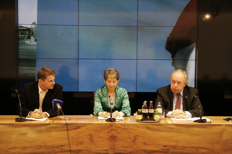 Am Podium v.li. Mag. Albert Steinhauser - Nationalratsabgeordneter der Grünen, Mag.a Barbara Prammer - Nationalratspräsidentin und Fritz Neugebauer - Zweiter Nationalratspräsident
