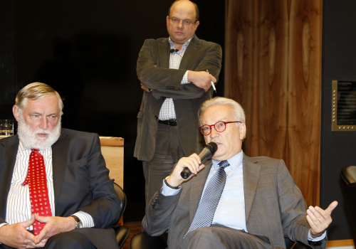 v.li. Dr. Franz Fischler - EU-Kommissar a.D. für Landwirtschaft (1995-2004), Dr. Hannes Swoboda - Abgeordneter zum Europäischen Parlament. Im Hintergrund  Fritz Jungmayr - ORF