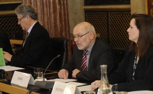 v.li.  Stefan Schennach - Bundesratsmitglied, Reinhard Todt - Vizepräsident des Bundesrates und eine Parlamentsbedienstete