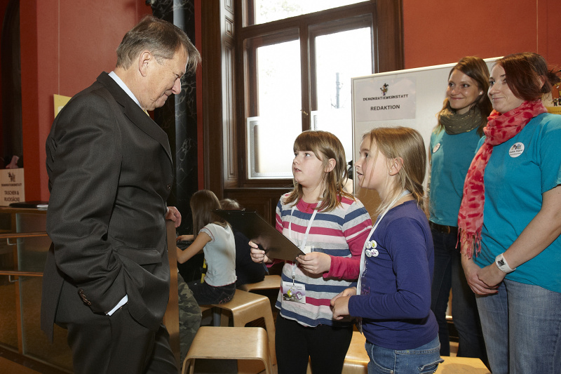 Volksanwalt Dr. Peter Kostelka im Gespräch mit den SchülerInnen in der Demokratiewerkstatt