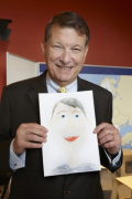 Volksanwalt Dr. Peter Kostelka mit einer Portrait-Zeichnung die ihm eine Schülerin geschenkt hat