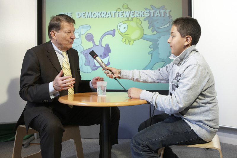 Volksanwalt Dr. Peter Kostelka beim Interview mit den SchülerInnen Demokratiewerkstatt
