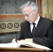 Jakup Krasniqi - Präsident des Parlaments der Republik Kosovo beim Eintrag in das Gästebuch
