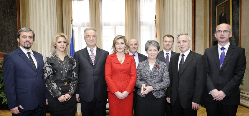 Gruppenfoto mit Jakup Krasniqi - Präsident des Parlaments der Republik Kosovo (2.v.re.) und Nationalratspräsidentin Mag.a Barbara Prammer (4.v.re.)