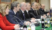 Aussprache. Delegation aus dem Kosovo mit  Jakup Krasniqi - Präsident des Parlaments der Republik Kosovo (4.v.li.)