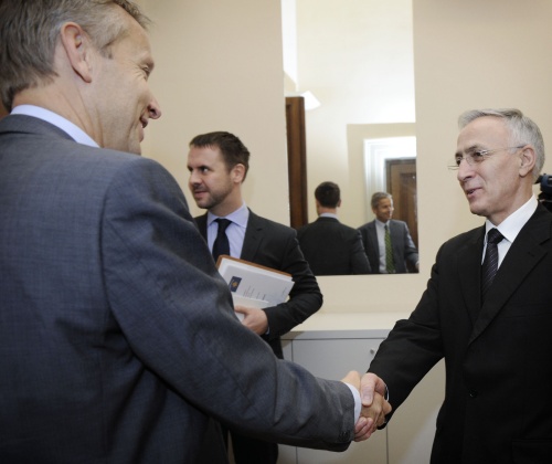 Nationalratsabgeordneter Dr. Reinhold Lopatka begrüßt Jakup Krasniqi - Präsident des Parlaments der Republik Kosovo