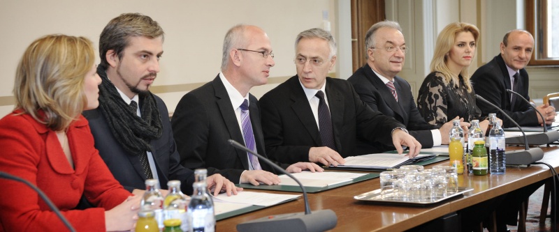 Delegation aus dem Kosovo mit  Jakup Krasniqi - Präsident des Parlaments der Republik Kosovo (4.v.li.)