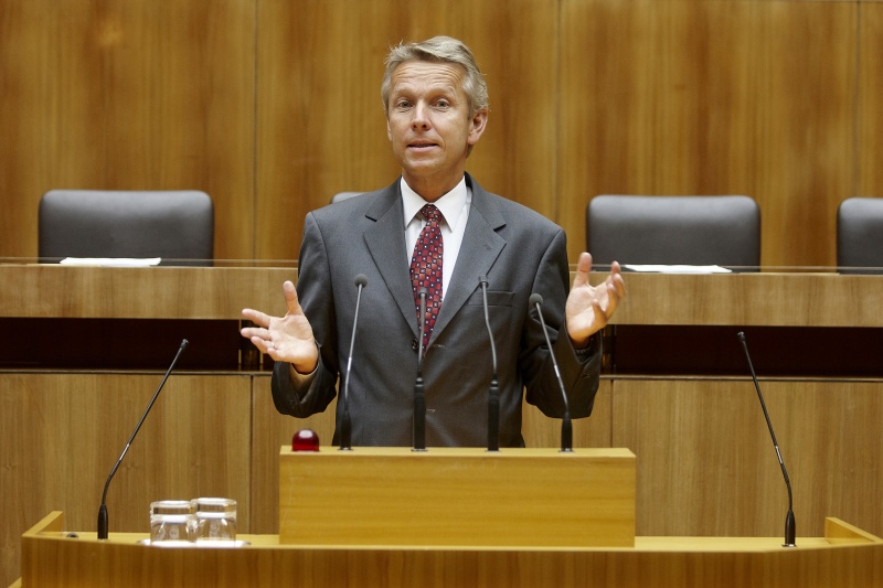 Dr. Reinhold Lopatka, Nationalratsabgeordneter der ÖVP, am Rednerpult