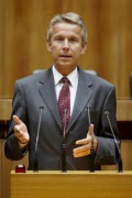 Dr. Reinhold Lopatka, Nationalratsabgeordneter der ÖVP, am Rednerpult