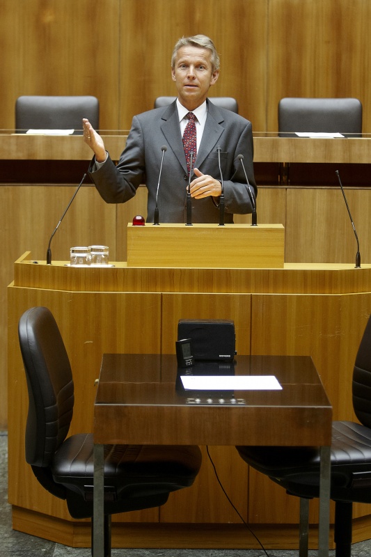 Dr. Reinhold Lopatka, Nationalratsabgeordneter der ÖVP, am Rednerpult