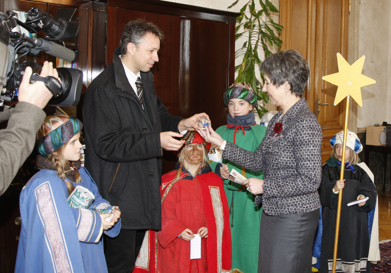 v.li. Der Geschäftsführer der Dreikönigsaktion Erwin Eder überreicht Nationalratspräsidentin Barbara Prammer eine Weltkugel