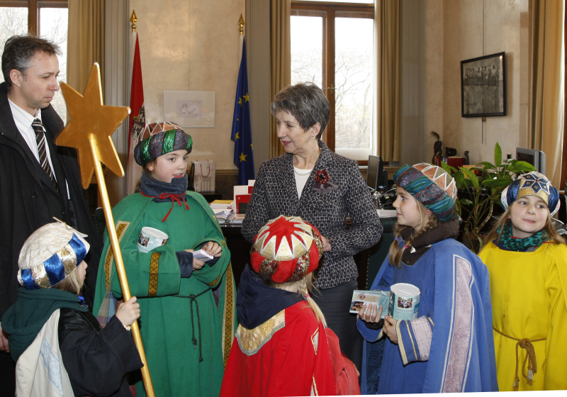 Nationalratspräsidentin Barbara Prammer im Gespräch mit den Sternsingern und Sternsingerinnen