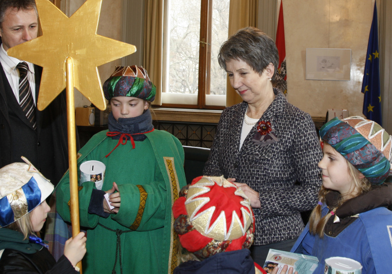 Nationalratspräsidentin Barbara Prammer im Gespräch mit den Sternsingern und Sternsingerinnen