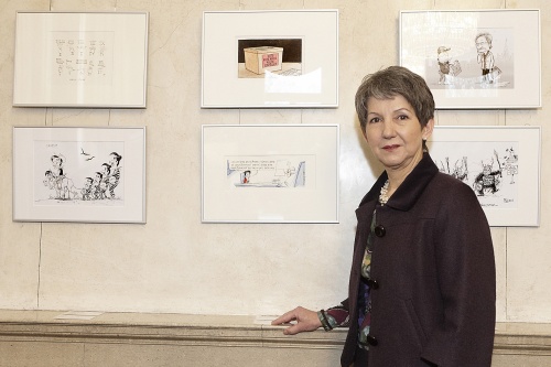 Nationalratspräsidentin Barbara Prammer vor Karikaturen in ihrem Arbeitszimmer