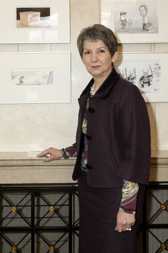 Nationalratspräsidentin Barbara Prammer vor Karikaturen in ihrem Arbeitszimmer