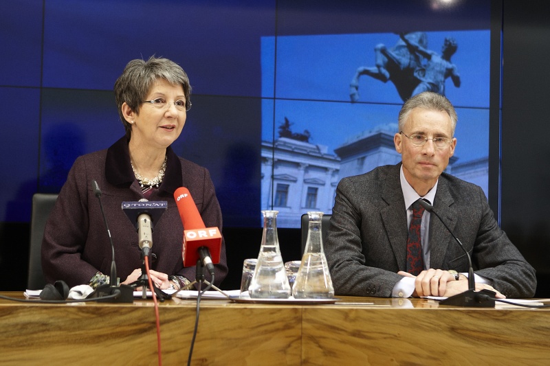 v.li. Nationalratspräsidentin Barbara Prammer mit Parlamentspräsident Georg Posch am Podium
