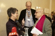 v.li.: Nationalratspräsidentin Barbara Prammer, Karitakurist Oliver Schopf und Architekt Gustav Peichl im Gespräch