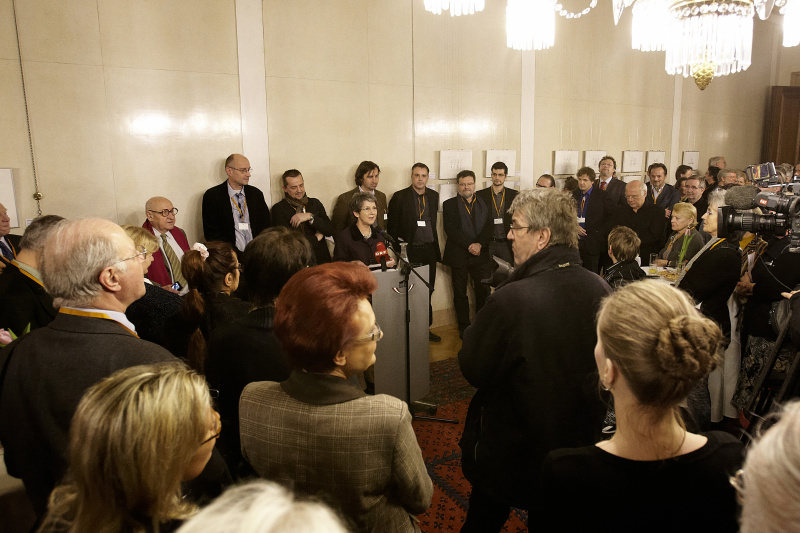 Nationalratspräsidentin Barbara Prammer begrüßt die Gäste der Veranstaltung, im Hintergrund die ausstellenden Kariktaturisten