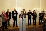 Nationalratspräsidentin Barbara Prammer begrüßt die Gäste der Veranstaltung, im Hintergrund die ausstellenden Kariktaturisten
