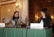 Am Podium v.li. Generalsekretärin des Nationalfonds Hannah Lessing und Moderatorin Anika Wagner