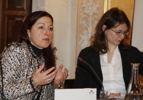v.li. Generalsekretärin des Nationalfonds Hannah Lessing und Moderatorin Anika Wagner