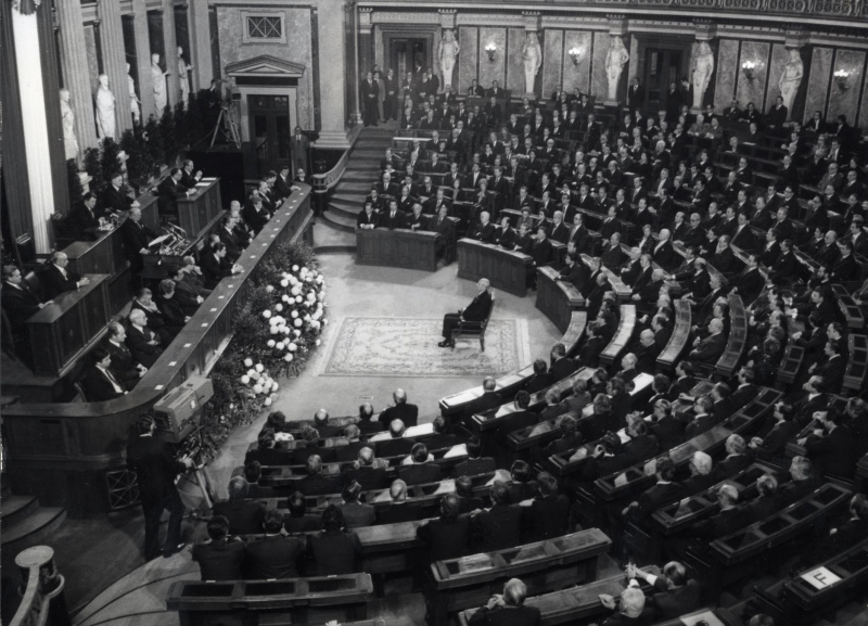 Blick in den Sitzungssaal des Abgeordnetenhauses während der gemeinsamen Festsitzung des NR und des BR am 12.11.1978 anlässlich 60 Jahren Republik.
Am Präsidium v.l.n.r.: BR-Vors. Stellvertreter Dr. Schambeck, III.Präsident des Nationalrates Probst, Präsident des Nationalrates Benya (am Rednerpult), Vorsitzender des Bundesrates Tratter, II. Präsident Minkowitsch, BR-Vors. Stellvertreter Dr. Skotton und Parlamentsdirektor Dr. Czerny.
Auf der Ministerbank v.l.n.r.: die Staatssekretäre Löschnak und Nussbaumer, die Bundesminister Staribacher, Rösch, Firnberg, Sinowatz, Pahr, Vizekanzler Androsch, Bundeskanzler Kreisky, die Bundesminister Lanc, Broda, Weissenberg, Leodolter, Haiden, Lausecker und Moser sowie die Staatssekretäre Karl und Schober.
In der Mitte des Saales, auf einem Stuhl sitzend, Bundespräsident Rudolf Kirchschläger.