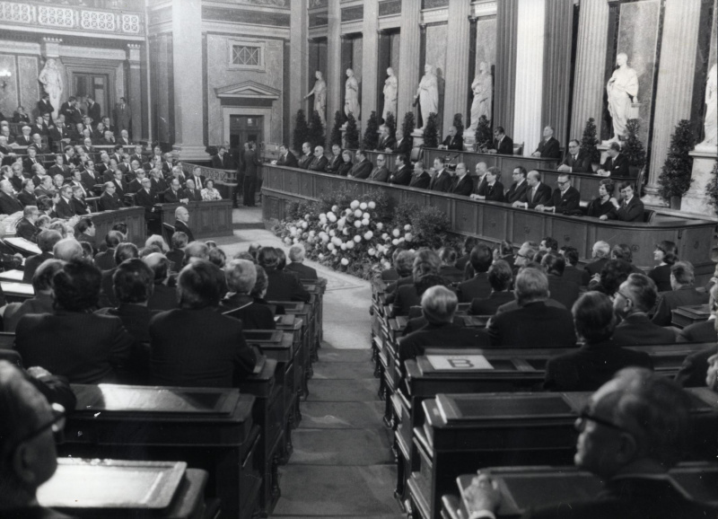 Blick in den Sitzungssaal des Abgeordnetenhauses während der gemeinsamen Festsitzung des NR und des BR am 12.11.1978 anlässlich 60 Jahren Republik.
Am Präsidium v.l.n.r.: BR-Vors. Stellvertreter Dr. Schambeck, III.Präsident des Nationalrates Probst, Präsident des Nationalrates Benya, Vorsitzender des Bundesrates Tratter, II. Präsident Minkowitsch, BR-Vors. Stellvertreter Dr. Skotton und Parlamentsdirektor Dr. Czerny.
Auf der Ministerbank v.l.n.r.: die Staatssekretäre Löschnak und Nussbaumer, die Bundesminister Staribacher, Rösch, Firnberg, Sinowatz, Pahr, Vizekanzler Androsch, Bundeskanzler Kreisky, die Bundesminister Lanc, Broda, Weissenberg, Leodolter, Haiden, Lausecker und Moser sowie die Staatssekretäre Karl und Schober.
In der Mitte des Saales, auf einem Stuhl sitzend, Bundespräsident Rudolf Kirchschläger.
