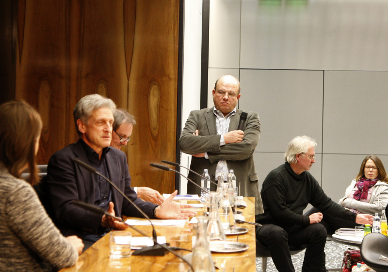 Am Podium v.li. Klubobmann Josef Cap (S), Professor am Institut für Publizistik und Kommunikationswissenschaft Klaus Schönbach und ORF-Moderator Fritz Jungmayr