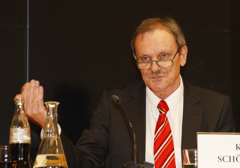 Professor am Institut für Publizistik und Kommunikationswissenschaft Klaus Schönbach am Wort