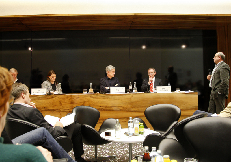 Am Podium v.li. Falter-Chefredakteur Armin Thurnher, Redakteurin der Kleinen Zeitung Eva Weissenberger, Klubobmann Josef Cap (S), Professor am Institut für Publizistik und Kommunikationswissenschaft Klaus Schönbach und ORF-Moderator Fritz Jungmayr