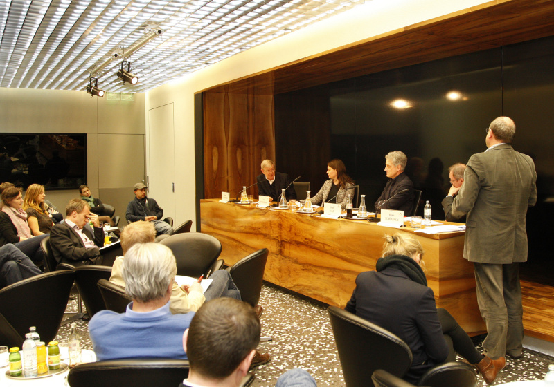 Am Podium v.li. Falter-Chefredakteur Armin Thurnher, Redakteurin der Kleinen Zeitung Eva Weissenberger, Klubobmann Josef Cap (S), Professor am Institut für Publizistik und Kommunikationswissenschaft Klaus Schönbach und ORF-Moderator Fritz Jungmayr
