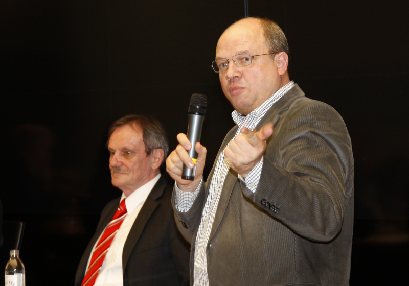 v.li. Professor am Institut für Publizistik und Kommunikationswissenschaft Klaus Schönbach am Wort und ORF-Moderator Fritz Jungmayr
