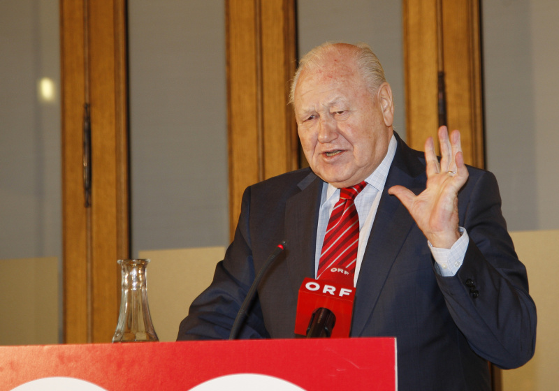 Seniorenratspräsident Karl Blecha am Rednerpult