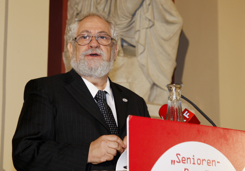 Journalistenclubpräsident Fred Turnheim am Rednerpult