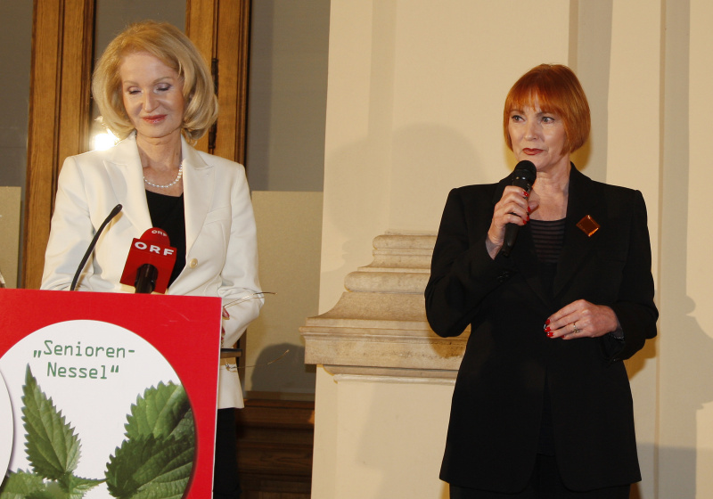 v.li. Nationalratsabgeordnete Gertrude Aubauer am Rednerpult und Chris Lohner