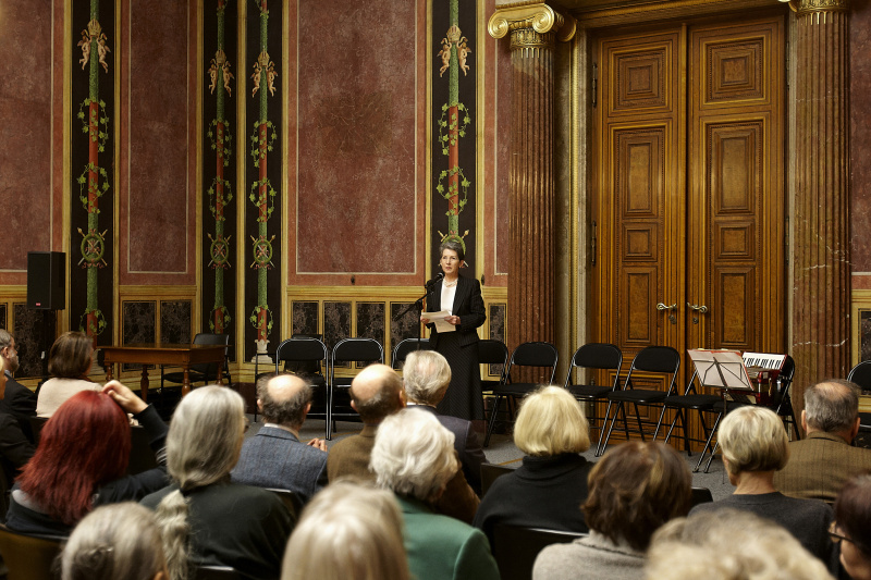 Nationalratspräsidentin Barbara Prammer begrüßt die Gäste
