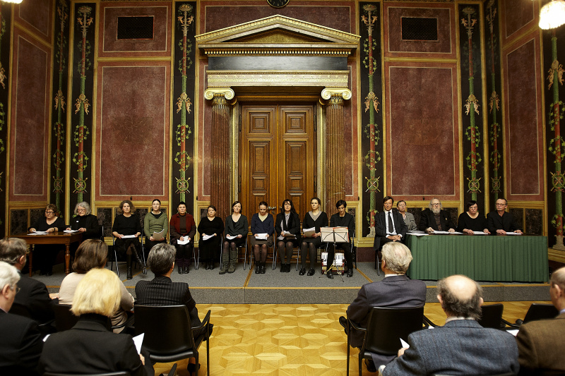 Die Mitglieder des Ersten Wiener Lesetheaters und Zweiten Stegreiftheaters am Podium bei ihrer Lesung