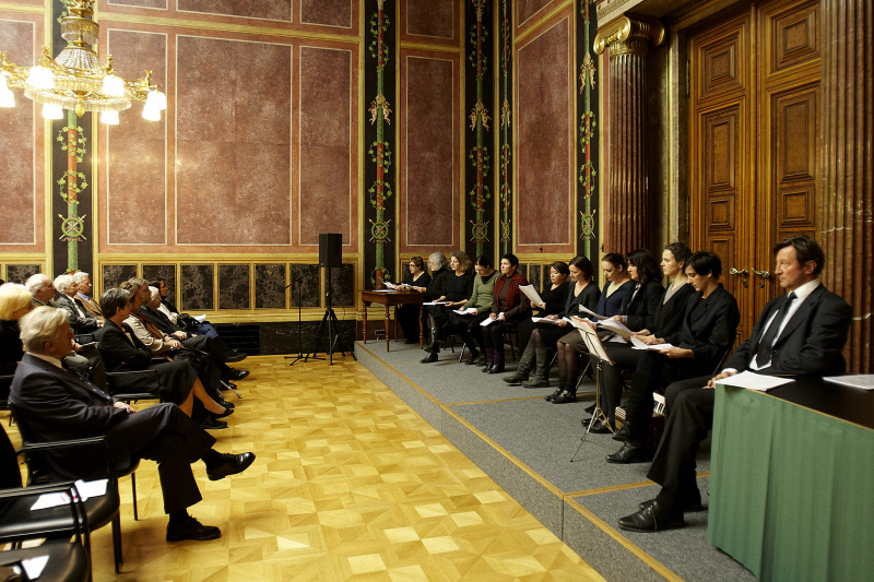 Die Mitglieder des Ersten Wiener Lesetheaters und Zweiten Stegreiftheaters am Podium bei ihrer Lesung