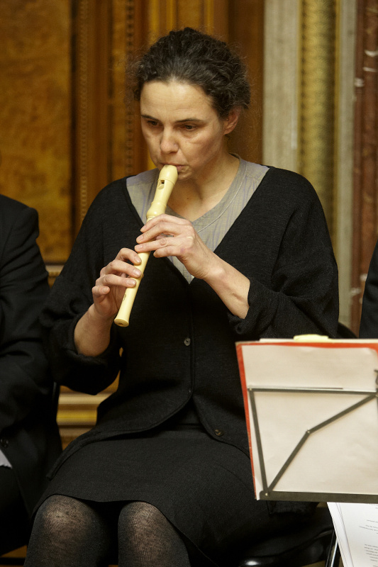 Die Mitglieder des Ersten Wiener Lesetheaters und Zweiten Stegreiftheaters am Podium bei ihrer Lesung