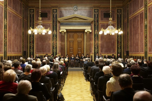 Die Mitglieder des Ersten Wiener Lesetheaters und Zweiten Stegreiftheaters am Podium bei ihrer Lesung