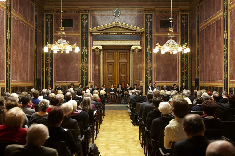 Die Mitglieder des Ersten Wiener Lesetheaters und Zweiten Stegreiftheaters am Podium bei ihrer Lesung