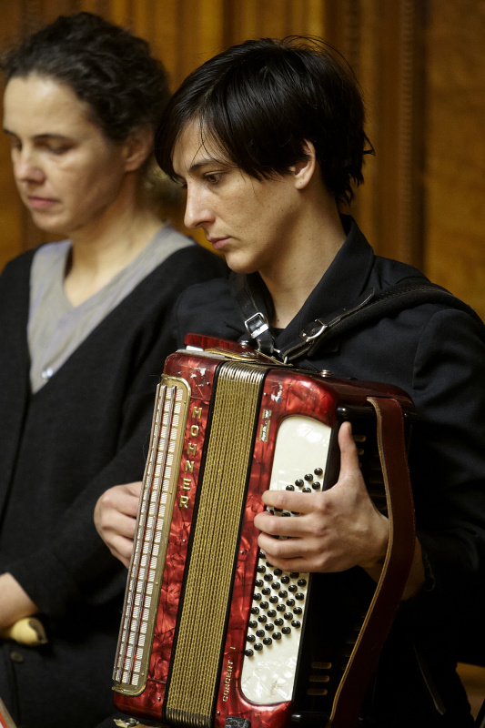 Die Mitglieder des Ersten Wiener Lesetheaters und Zweiten Stegreiftheaters am Podium bei ihrer Lesung
