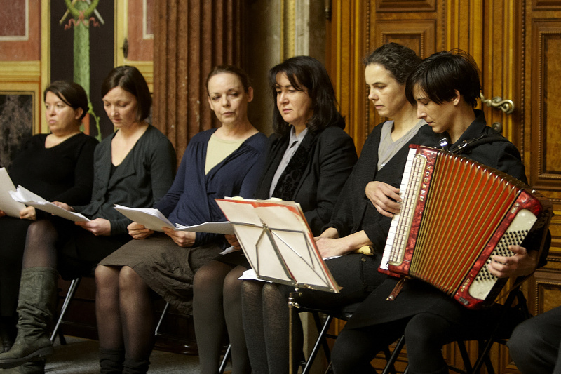 Die Mitglieder des Ersten Wiener Lesetheaters und Zweiten Stegreiftheaters am Podium bei ihrer Lesung