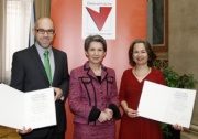 v.li. Preisträger Wilfried Hackl, Nationalratspräsidentin Barbara Prammer und Preisträgerin Birgit Aschemann
