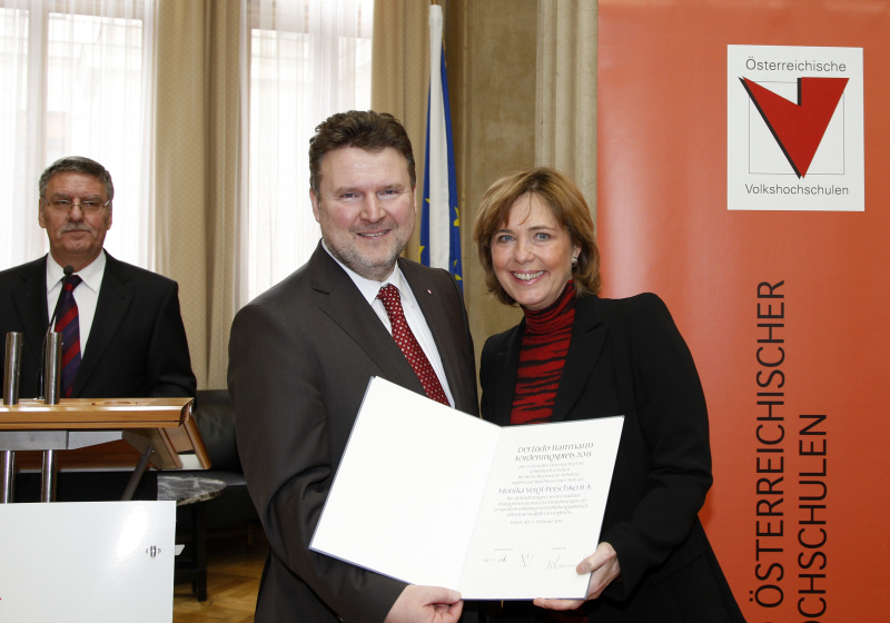v.li.Stadtrat Michael Ludwig und Förderungspreisträgerin Monika Veigl-Petschko. Im Hintergrund am Rednerpult Univ.-Doz.Wilhelm Filla