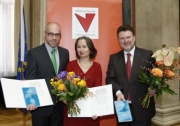 v.li. Preisträger Wilfried Hackl, Preisträgerin Birgit Aschemann und Stadtrat Michael Ludwig