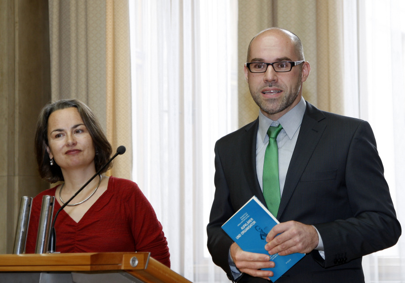 v.li. Preisträgerin Birgit Aschemann und Preisträger Wilfried Hackl